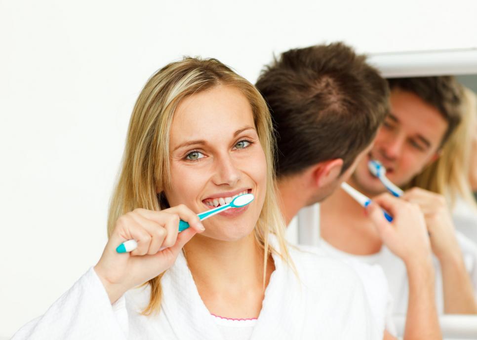 young-woman-cleaning-her-teeth